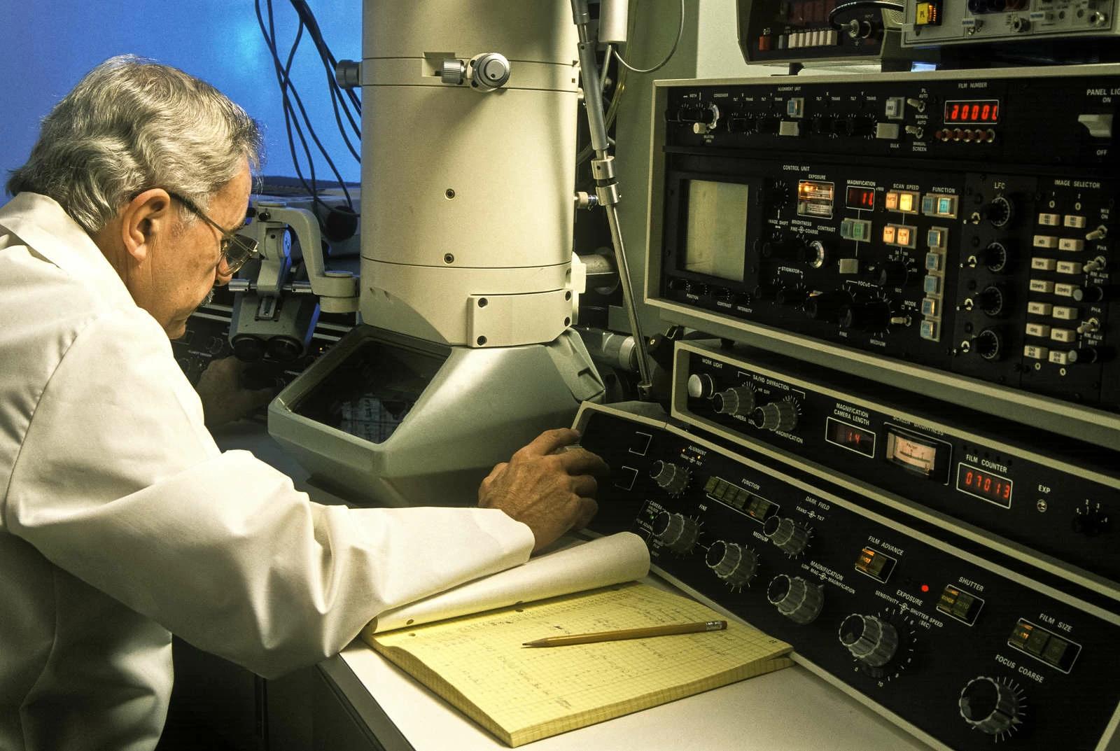 Researcher works at an electron microscope. Photo by
John Greim.