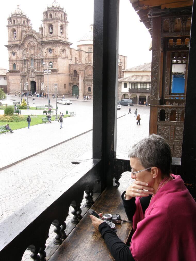 Fiona texting at the “Globetrotters” restaurant balcony , Cuzco main square. Photo by Carlos Granthon